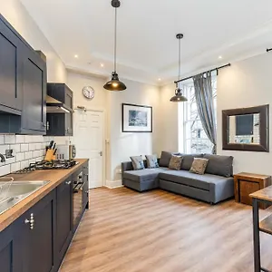 Traditional 3 Bedroom Quiet Duplex Flat By High St, Trams And Buses - Just 1-5 Miles To Centre Appartement
